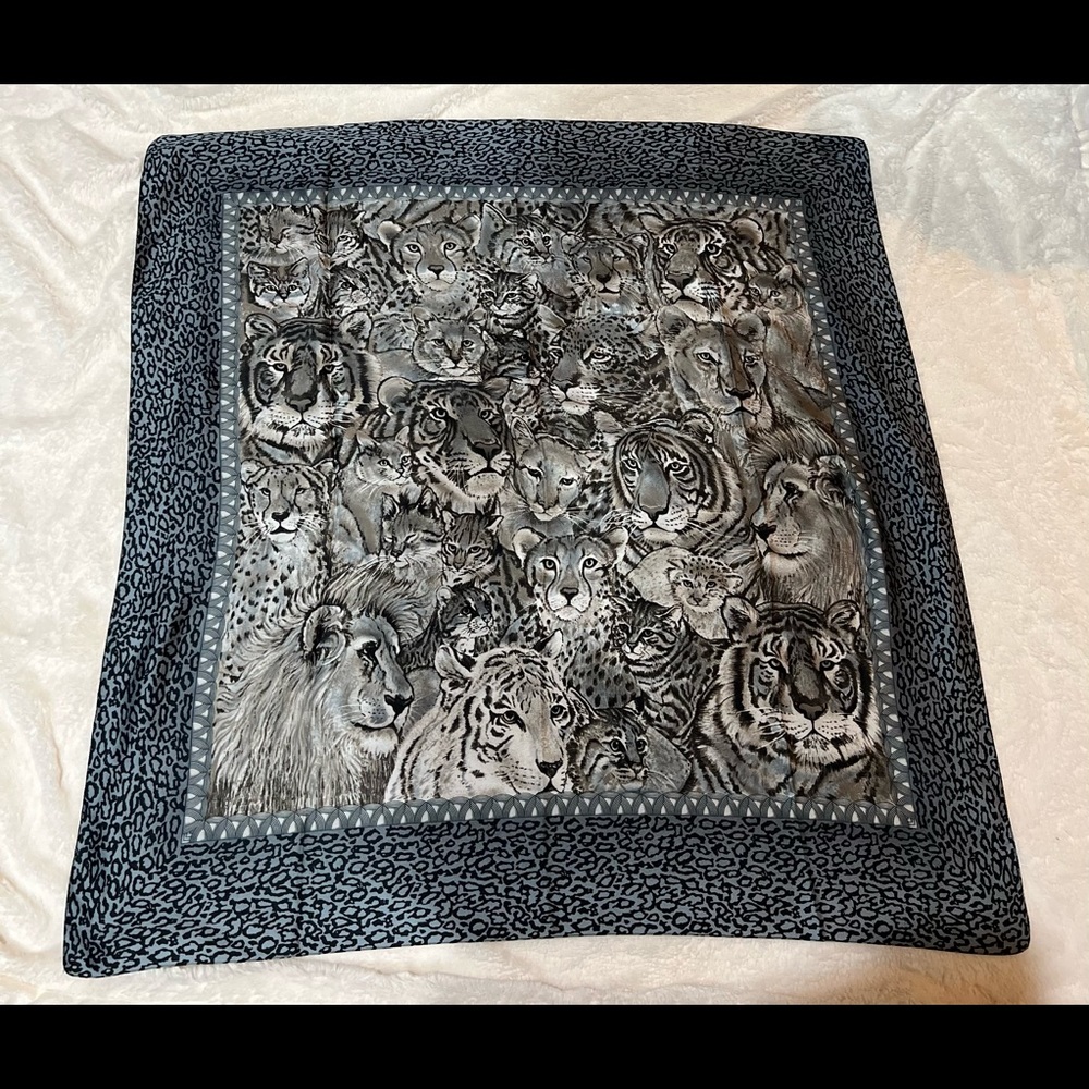 Beautiful Vintage Scarf, Size 34x34 inches